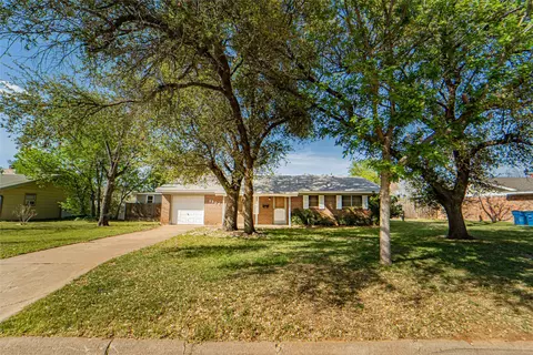 1304 Sycamore St, Breckenridge, TX 76424