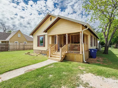 1201 8th St, Brownwood, TX 76801