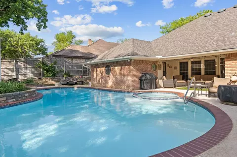 2533 Stonegate Dr N, Bedford, TX 76021
