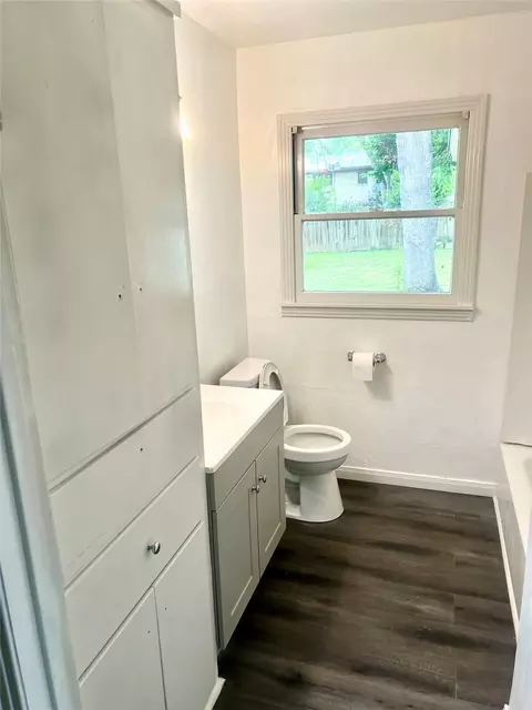 Bath - 102 E Walker Ave, Temple, TX 76501 photo 1 of 1