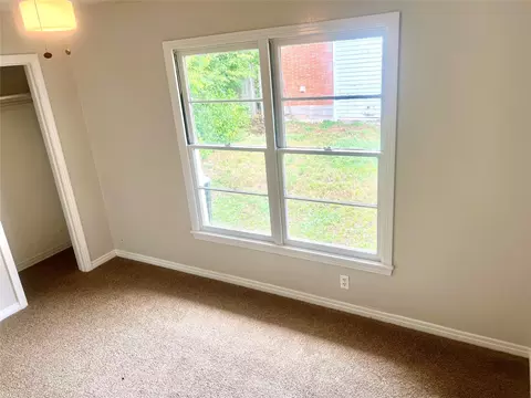 Bedroom - 102 E Walker Ave, Temple, TX 76501 photo 6 of 10