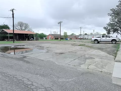 219 N Pearl St, Trenton, TX 75490