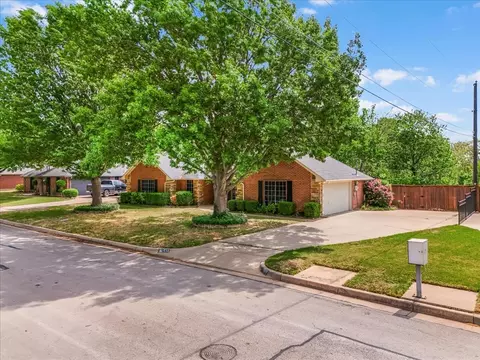 413 Flagstone Dr, Burleson, TX 76028