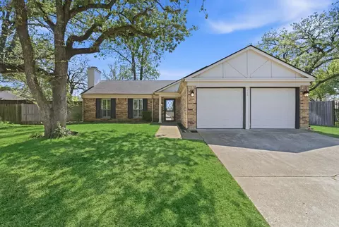 404 Knoll Wood Ct, Euless, TX 76039