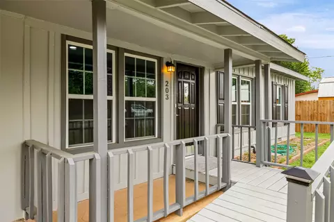203 S Lancaster St, Granbury, TX 76048