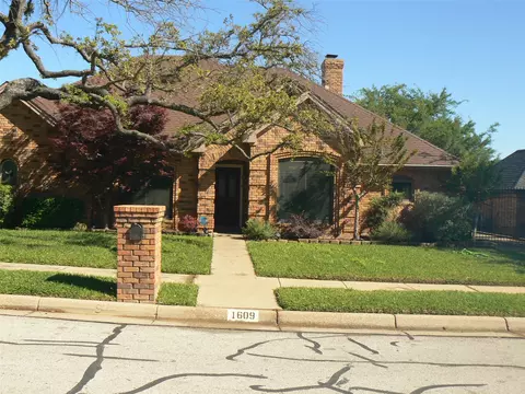 1609 Woodhill Ln, Bedford, TX 76021