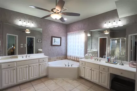 Bath - 209 Park Meadows Dr, Euless, TX 76039 photo 2 of 3