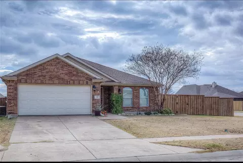 301 Long Prairie Dr, Forney, TX 75126