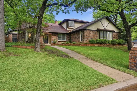 2900 Greenbrook Dr, Arlington, TX 76016