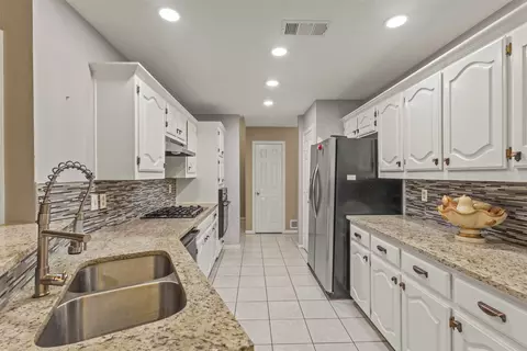 853 Woodridge Cir, Desoto, TX 75115