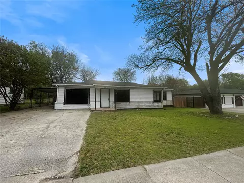 1031 Wade Hampton St, Benbrook, TX 76126