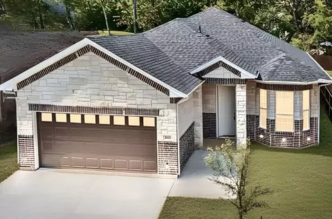 413 Henderson St, Bonham, TX 75418
