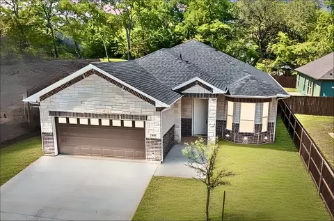 413 Henderson St, Bonham, TX 75418
