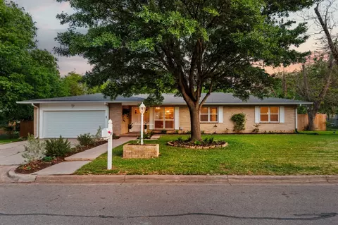 704 W Elizabeth Dr, Robinson, TX 76706