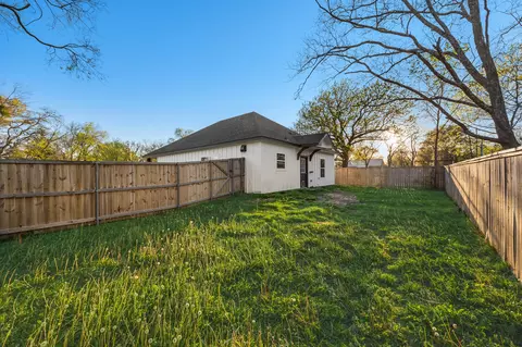 Exterior - 600 Picket St, Commerce, TX 75428 photo 4 of 5