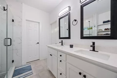 Bath - 600 Picket St, Commerce, TX 75428 photo 2 of 3