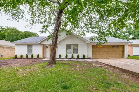 2744 Meadow Grn, Bedford, TX 76021