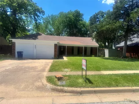 2301 Holly Dr, Euless, TX 76039