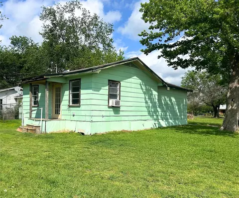 202 N 1st St, Point, TX 75472