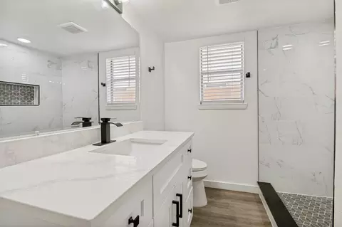 Bath - 2106 Benjamin Rd, Irving, TX 75060 photo 3 of 4