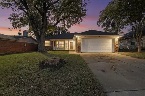 932 Freestone Dr, Arlington, TX 76017