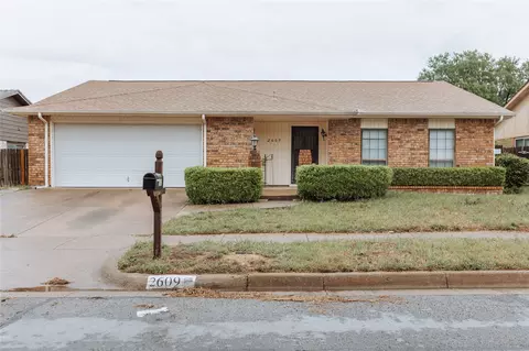 2609 Treeview Dr, Arlington, TX 76016