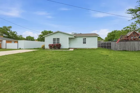 Exterior - 204 E Bailey St, Ponder, TX 76259 photo 1 of 4