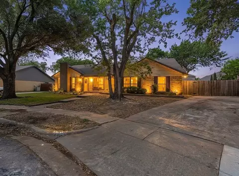 3015 Clover Ln, Euless, TX 76039