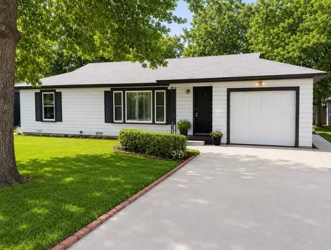 1109 N Howeth St, Gainesville, TX 76240