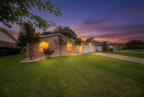 1041 Barber St, Hurst, TX 76053