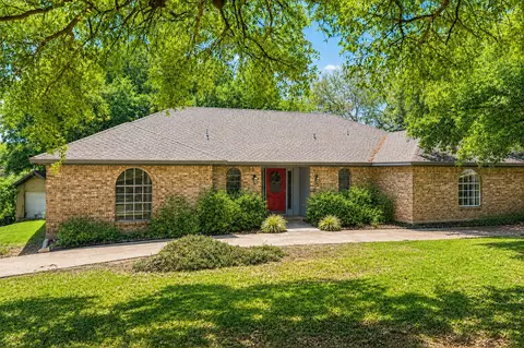 8240 Forest Ridge Dr, Woodway, TX 76712