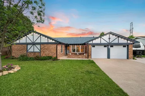 333 Mountainview Dr, Hurst, TX 76054