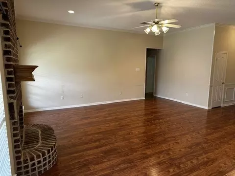 Living - 600 Durango Cir, Hewitt, TX 76643 photo 3 of 4