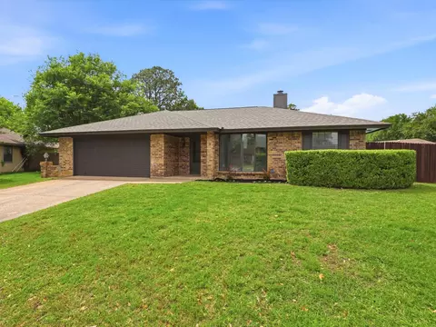 408 Christine Ct, Euless, TX 76039