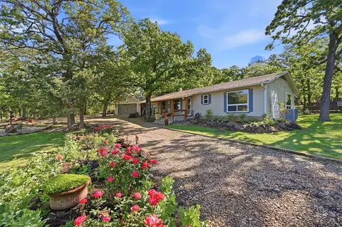 301 Kiowa Dr E, Lake Kiowa, TX 76240