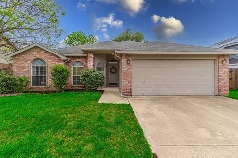 2521 Fairmont Dr, Grand Prairie, TX 75052