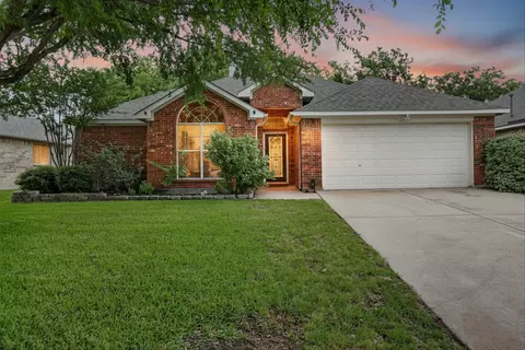924 Chestnut Ln, Saginaw, TX 76179