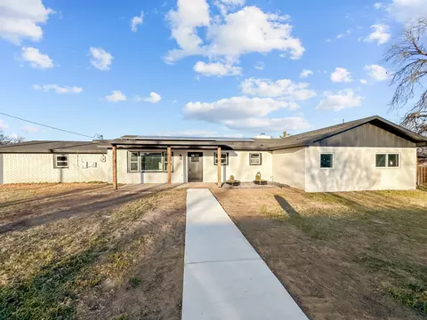 501 Roach St, Bowie, TX 76230
