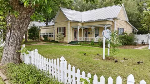 1002 W Pearl St, Granbury, TX 76048