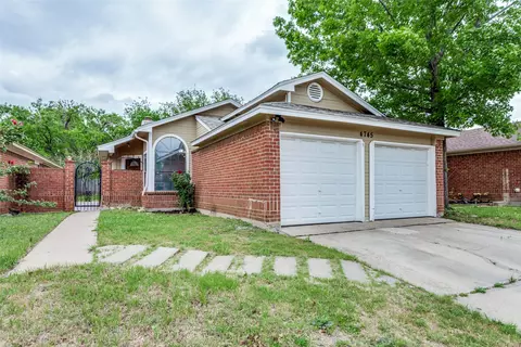 4745 Poppy Dr E, Fort Worth, TX 76137