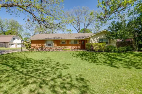 3917 Marys Creek Dr, Benbrook, TX 76116