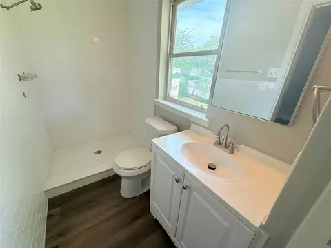 Bath - 724 Windsor Dr, Everman, TX 76140 photo 2 of 2