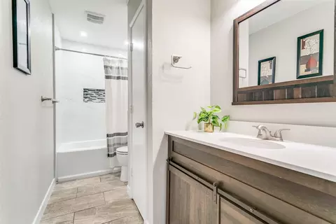 Bath - 200 Lark Ln, Euless, TX 76039 photo 4 of 4