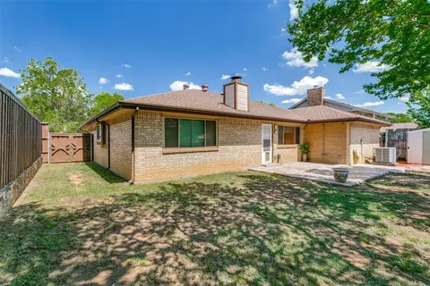 Exterior - 200 Lark Ln, Euless, TX 76039 photo 3 of 5