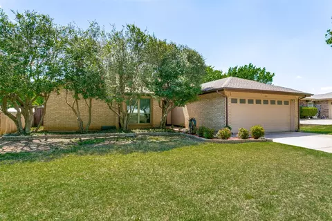 Exterior - 200 Lark Ln, Euless, TX 76039 photo 2 of 5