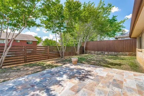 Exterior - 200 Lark Ln, Euless, TX 76039 photo 4 of 5
