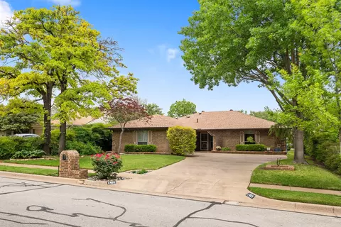 1409 Circle Ln, Bedford, TX 76022