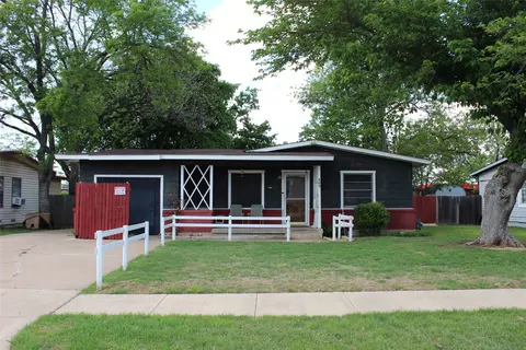 809 Forrestal Dr, Arlington, TX 76010