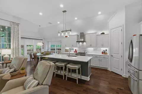 Kitchen - 815 Dove Trl, Euless, TX 76039 photo 5 of 5