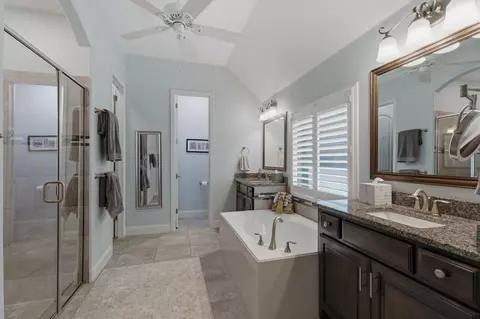 Bath - 815 Dove Trl, Euless, TX 76039 photo 1 of 4